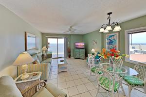 Two-Bedroom Apartment room in Dazzling Gulf-View Condo with 2 Pools Walk to Pier condo
