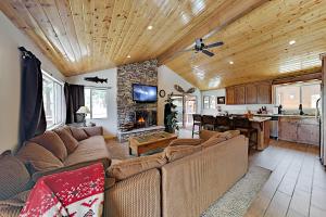 Three-Bedroom House room in Luxe Lagonita Point Cabin with Hot Tub & Guest House home