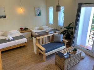 Phòng 4 Người Có Ban Công (Quadruple Room with Balcony)