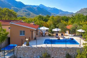 Villa Melita - Heated pool, Speed Internet within Nature Park