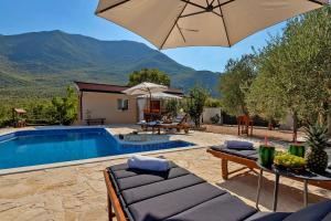 Villa Melita - Heated pool within Nature Park