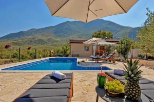Villa Melita - Heated pool, Speed Internet within Nature Park