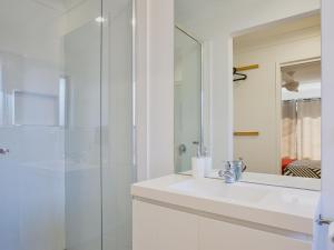 Villa Zelma I Pet Friendly I 4 Min Walk to Beach