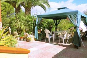 Alghero, Villa Calvia for 8 people with furnished garden