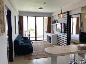 Stylish 2 Bedroom Penthouse Apt, Newly Refreshed, 50 Mbps, Pool, Gym, Resto