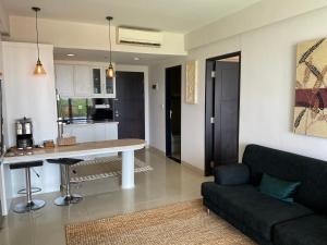 Stylish 2 Bedroom Penthouse Apt, Newly Refreshed, 50 Mbps, Pool, Gym, Resto