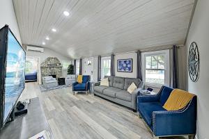 Two-Bedroom House room in Black Mountain Cottage - Stylish Retreat with Hot Tub home