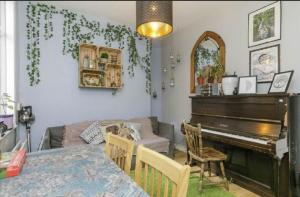 Big Yellow Door in Queens Quarter