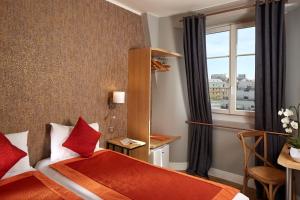 Superior Twin Room with Street View room in Hôtel Villa Sorel