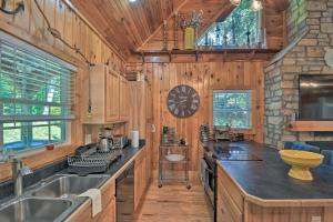Lovely Lake Hartwell Retreat: Dock, Deck & Grill!