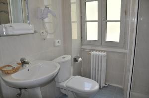 Hotels Logis Le Relais Imperial : Chambre Double avec Douche et Toilettes