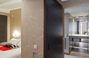 DestinationBCN Universitat Apartments