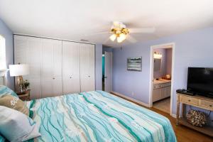 Six-Bedroom House room in Sandy Toes and Feet Retreat by AMI Locals