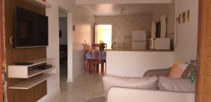 Casa 02 dorm na Rua Salmao