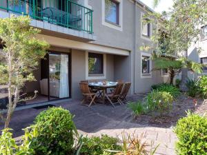 Carindale, 13 19 Dowling Street - Ground floor unit with complex pool and tennis court