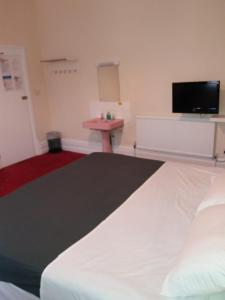 Standard Twin Room with Shared Bathroom room in Grafton House