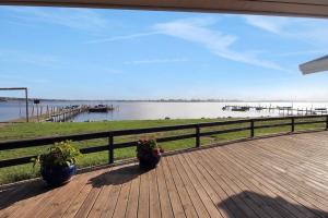 Eksklusiv sommerhus beliggende i vandkanten