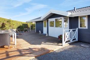 Eksklusiv sommerhus beliggende i vandkanten