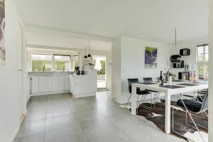 Eksklusiv sommerhus beliggende i vandkanten