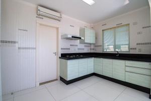 Aluguel Cobertura 4 suítes Vista Mar Jacuzzi Bombas SC