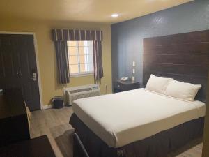 Queen Room room in OYO Hotel Miami OK I-44