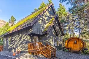Hanging Glacier Chalet - Summit Lake