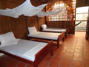 Giường đơn trong phòng ngủ tập thể nam nữ 4 người (Single Bed in 4-Bed Mixed Dormitory Room)