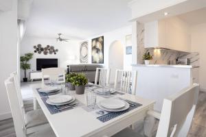 GIGANTES Oasis Deluxe by Sunkeyrents