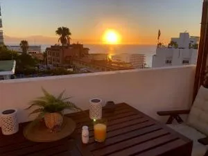 El Cortijuelo. Magnificent triplex terraced house with rooftop of 18m2, overlooking the sea. Parking - Torremolinos