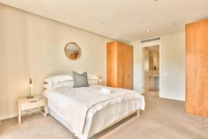 Elegant V&A Waterfront Canal Apartment
