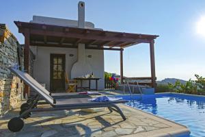 Family house with a swimming pool 5 minutes from Ioulida Kea Greece