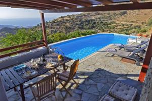 Family house with a swimming pool 5 minutes from Ioulida Kea Greece