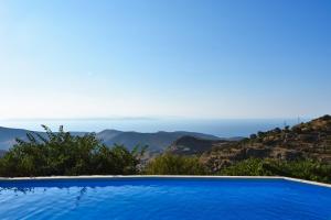 Family house with a swimming pool 5 minutes from Ioulida Kea Greece