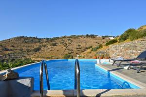 Family house with a swimming pool 5 minutes from Ioulida Kea Greece