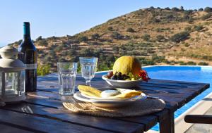 Family house with a swimming pool 5 minutes from Ioulida Kea Greece