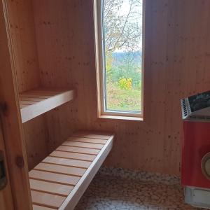 Gäststuga i vacker natur, bastu, bubbelpool sommartid och gratis parkering nära Ulricehamn och Lassalyckan, guesthouse with nice view with sauna and free parking close to Dalsjöfors and fishing