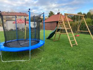 Dom na Folwarku POKOJE I APARTAMENTY, BEZPŁATNY ZAMYKANY PARKING NA TERENIE POSESJI