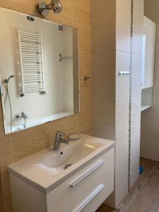 Dom na Folwarku POKOJE I APARTAMENTY, BEZPŁATNY ZAMYKANY PARKING NA TERENIE POSESJI