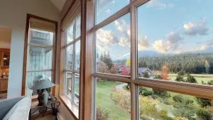 Golf Course & Mountain Views by Harmony Whistler - Пембертон
