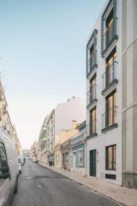 STUPENDO- Two Rooms, patio With refreshing Pond-Center-Air conditioning