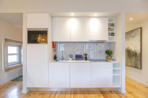 LovelyStay - Downtown Studio with Pool, AC and Balcony