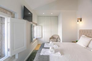 LovelyStay - Downtown Studio with Pool, AC and Balcony