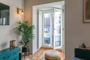 LovelyStay - Downtown Studio with Pool, AC and Balcony