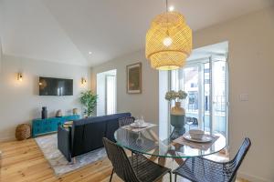 Downtown Studio w Pool, AC & Balcony by LovelyStay