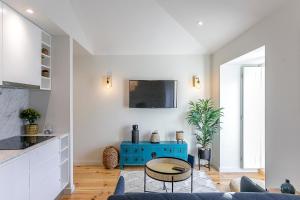 LovelyStay - Downtown Studio with Pool, AC and Balcony