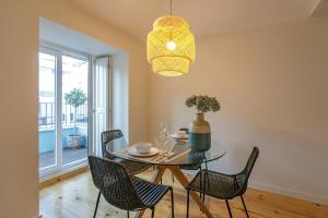 LovelyStay - Downtown Studio with Pool, AC and Balcony