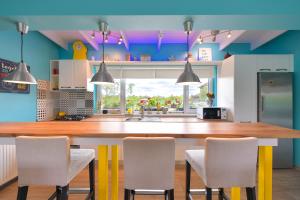 Happy Place - Casuta Albastra