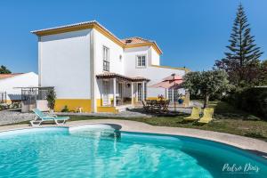 4 bedrooms villa with private pool enclosed garden and wifi at Azeitao