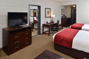 King Suite with King Bed Two Queen Beds and Tub - Disability Access/Non Smoking room in Comfort Suites Airport Tukwila Seattle