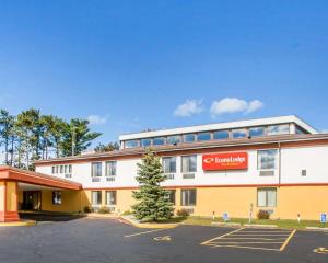 Econo Lodge Inn & Suites